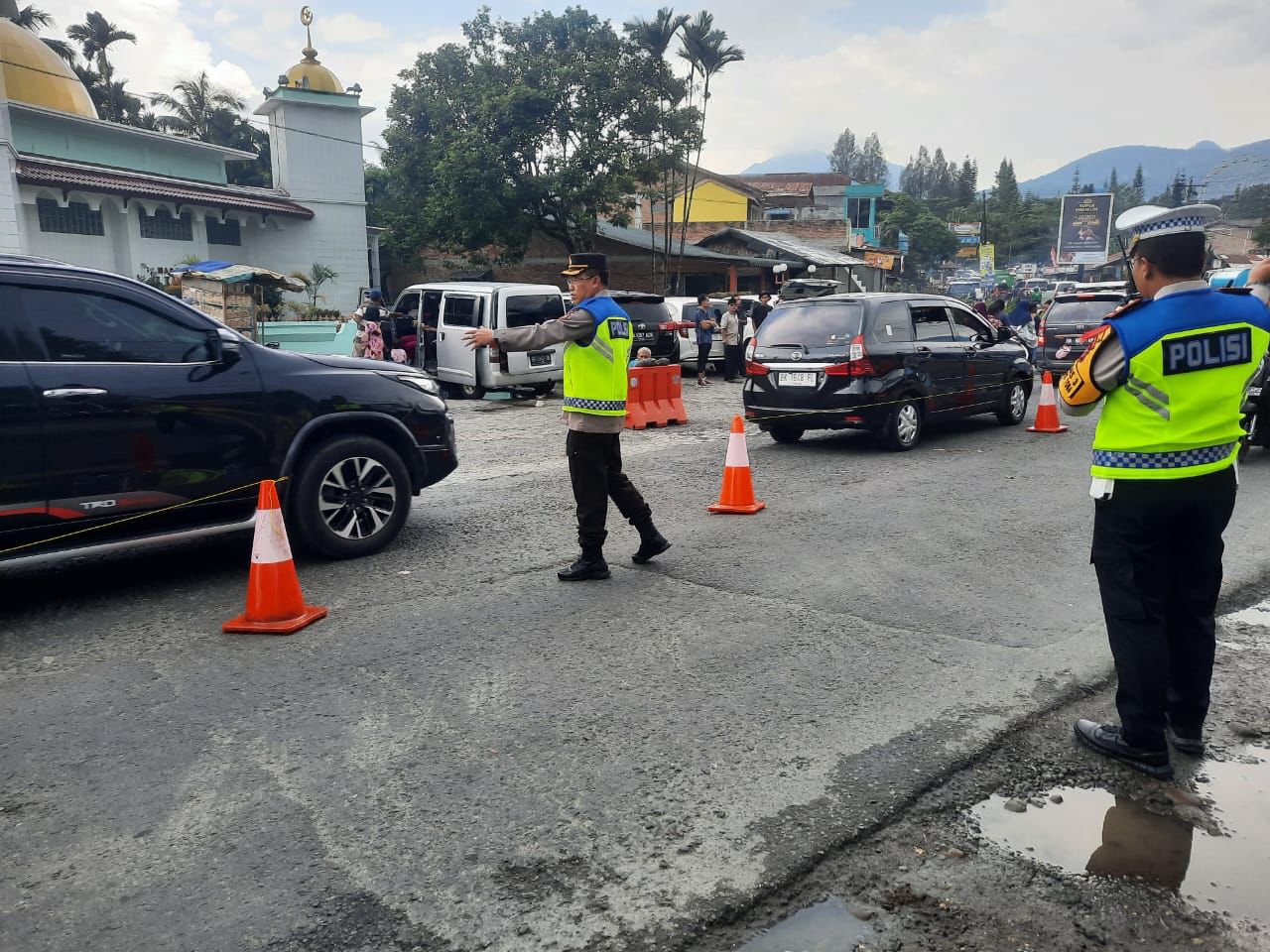 Jalur Wisata Berastagi Diguyur Hujan, Polda Sumut Atur Lalin Urai Kemacetan