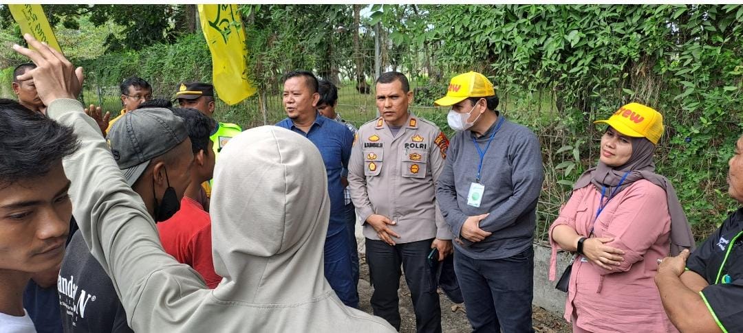 Kapolres Sergai Diwakili Kapolsek Pantai Cermin Giat Mediasi Terkait Adanya Penutupan Akses Masuk Objek Wisata Pantai Woong Ramai