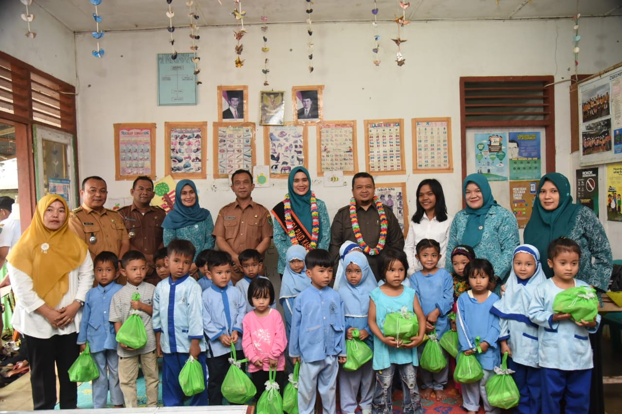 Kunjungi PAUD di Tapsel, Bupati Dolly dan Bunda PAUD Kompak Salurkan Bantuan