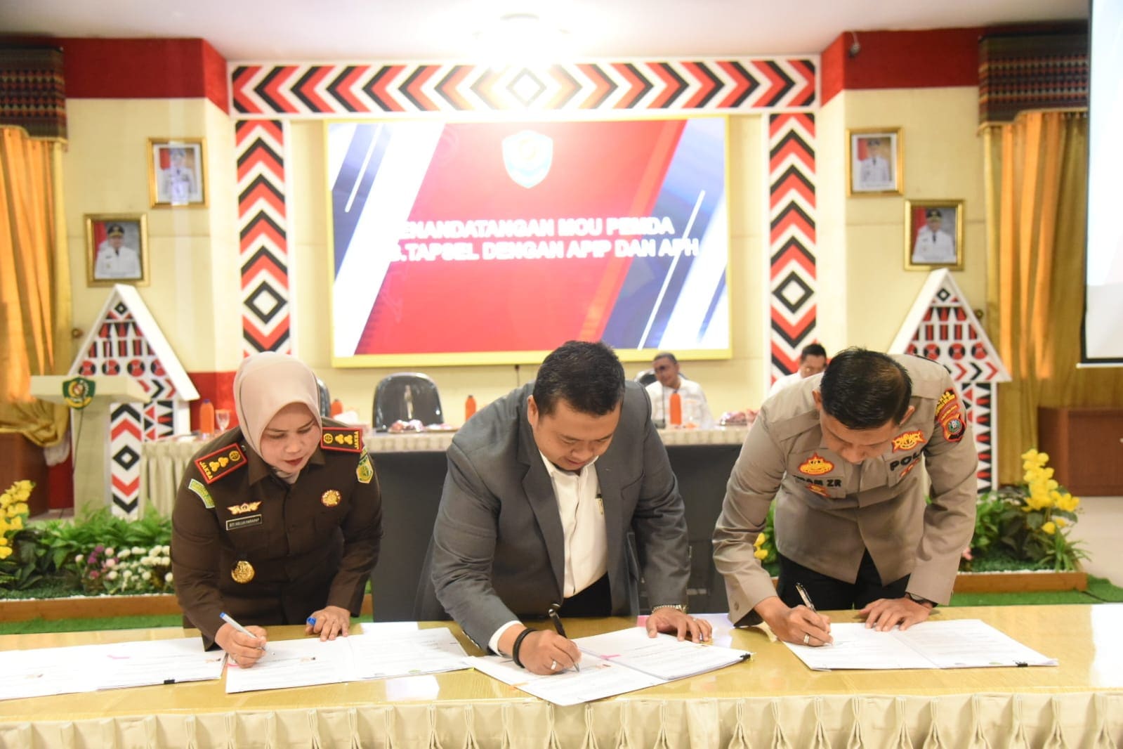 Bupati H. Dilo Pasaribu Tanda tangani (MOU) dengan Kejaksaan Negeri.