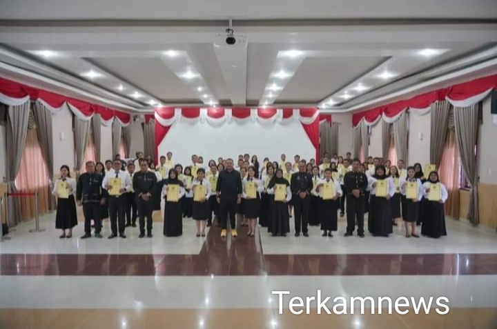 Bupati Pakpak Bharat Serahkan SK PPPK Formasi Tahun 2022