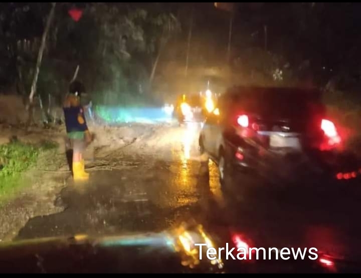 Hujan Turun Deras dan Cukup Lama Sebabkan Longsor Beberapa Ruas Jalan Pakpak Bharat
