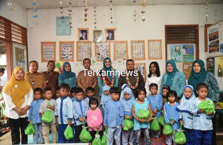 Kunjungi PAUD di Tapsel, Bupati Dolly dan Bunda PAUD Kompak Salurkan Bantuan