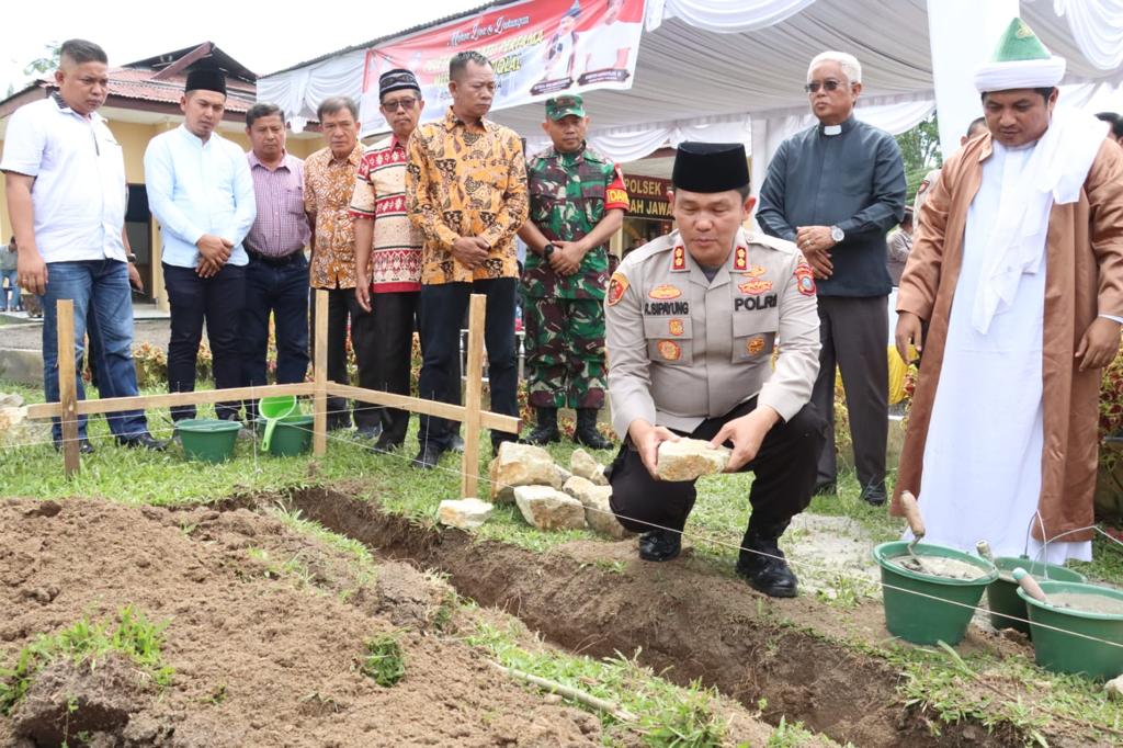 Kapolres Simalungun Bersama TGB Letakan Batu Pertama Pembangunan Musholla Polsek Tanah Jawa, “Harapkan Moralitas Yang Berbudi Pekerti