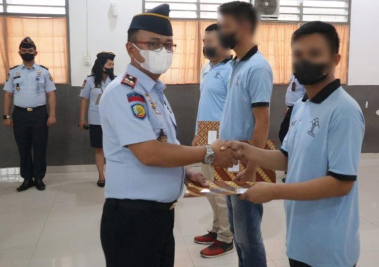 Kemenkum HAM RI Berikan Remisi 12 Warga Binaan Serta 1 Oang Bebas di Lapas Tebing Tinggi