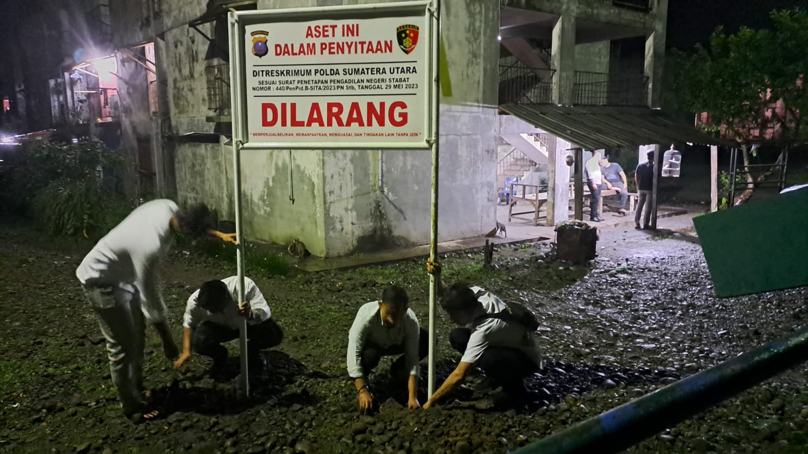Ditres Krimum Polda Sumut Didampingi Polres Langkat Laksanakan Pemasangan Plang Sita Di PKS PT Dewa Perangin angin