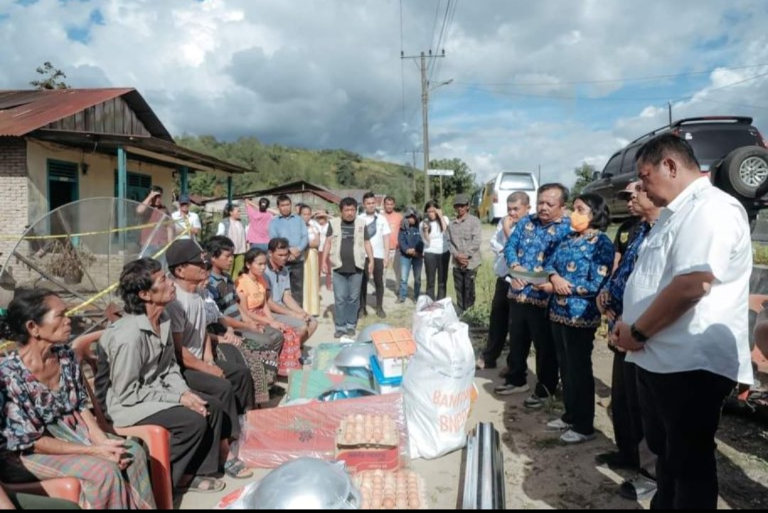 Bupati Dairi Berikan Bantuan Langsung Korban Kebakaran Di Lae Hole Kecamatan Parbuluan