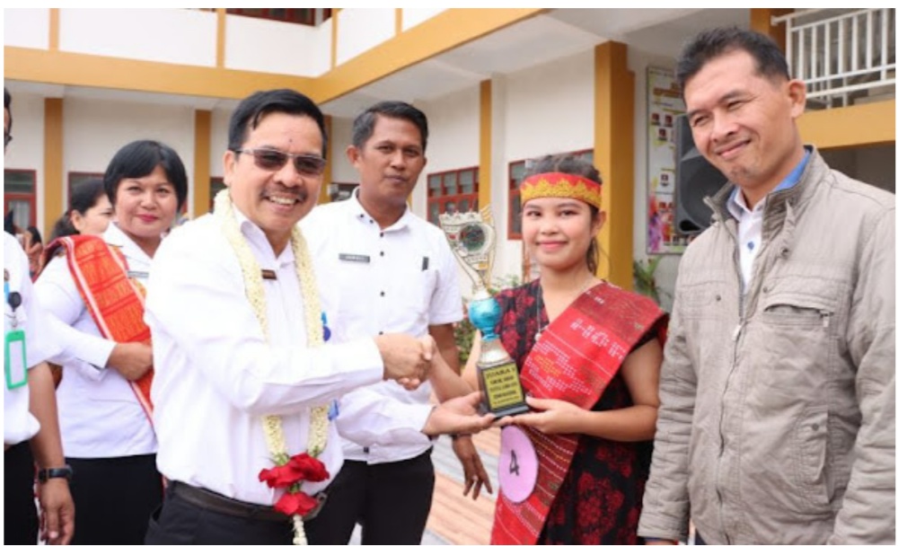 Sekda Dairi Serahkan Piala Juara I Vokal Solo Se-Kabupaten Dairi Kepada Siska Simanjuntak