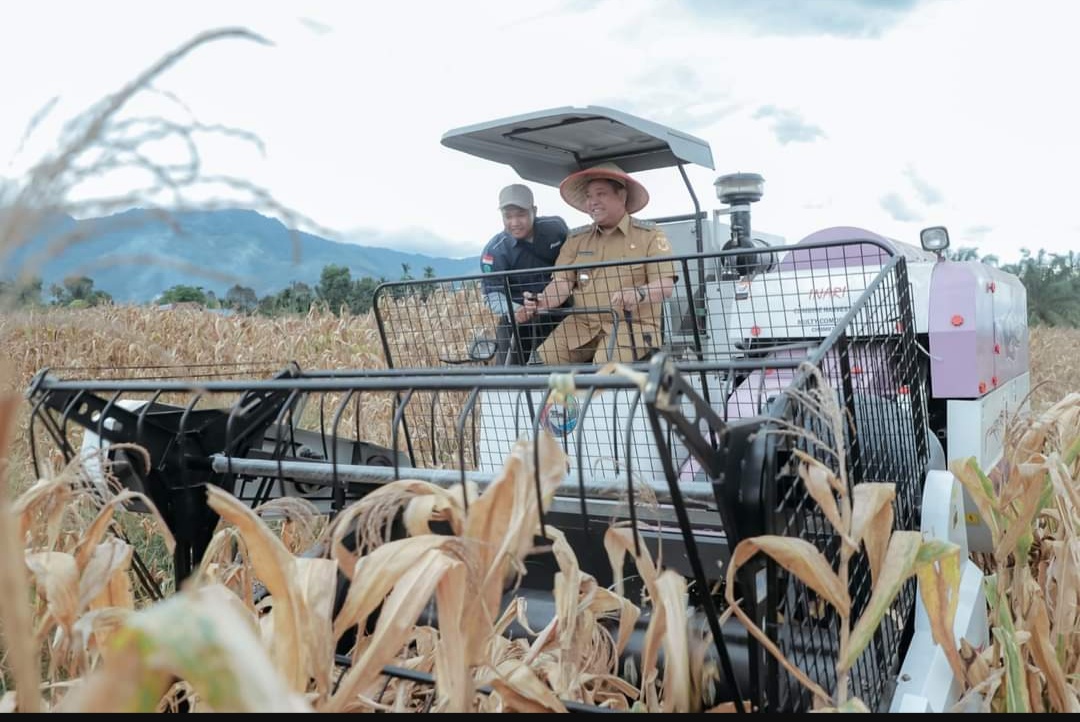 Bupati Dairi Berikan Bantuan Mesin Senilai Rp 427 Juta