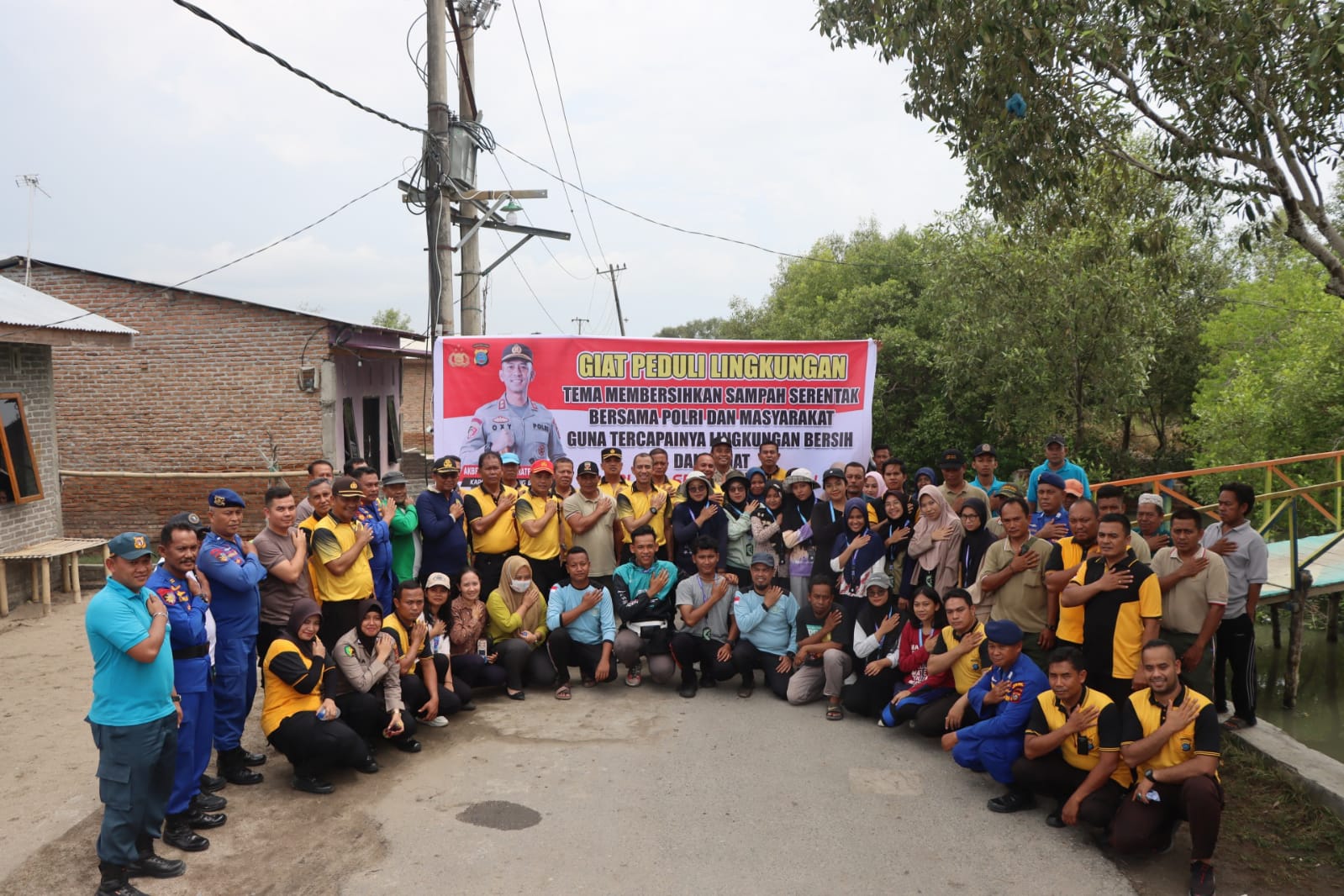 Kapolres Sergai Pimpin Giat Membersihkan Sampah Serentak Bersama Polri Dan Masyarakat