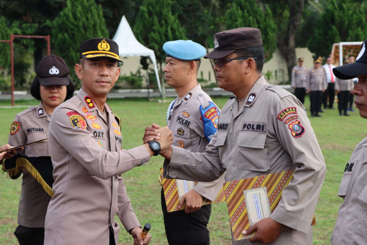 Kapolres Sergai Beri Piagam Penghargaan Kepada Personil Berprestasi