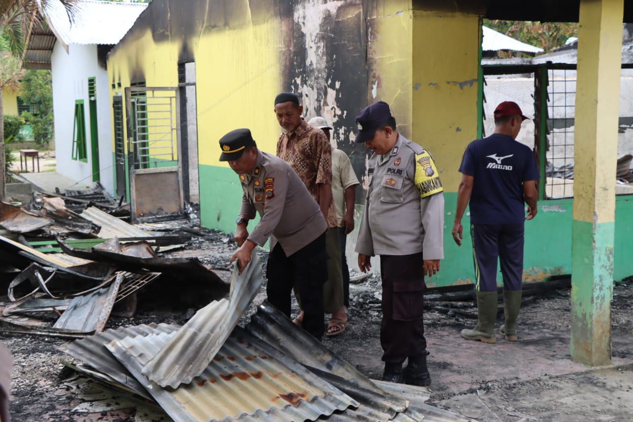 Polres Sergai Giat Bhaksos Membersihkan Lokasi Bangunan Terbakar