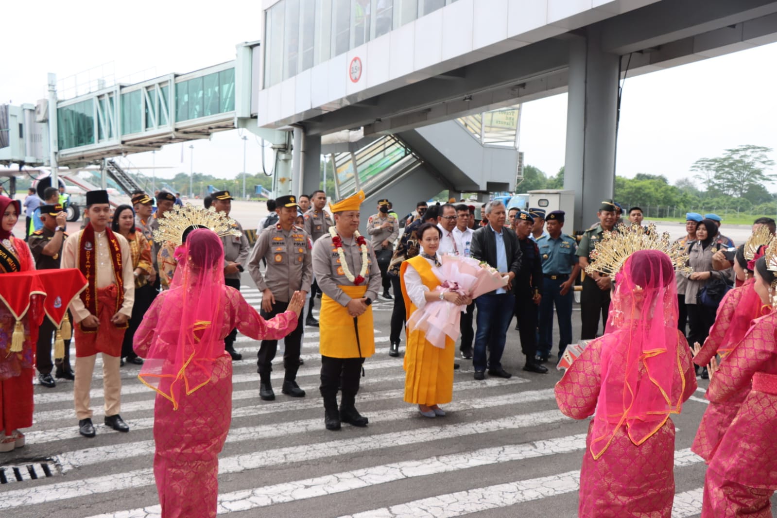 Kapolresta Deli Serdang Dampingi Wakapolda Sumut Menyambut Kedatangan Kapolda Sumut Yang Baru di Bandara Kualanamu