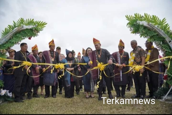 Bupati Pakpak Bharat Gunting Pita Pertanda Resmi Pembukaan Pesta Oang-Oang Tahun 2023