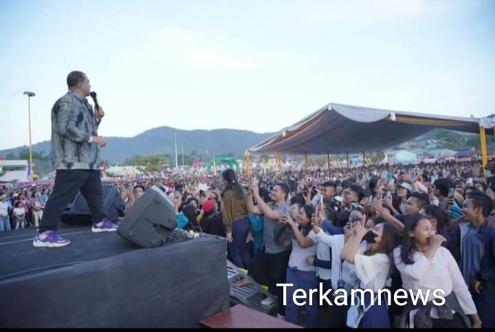 Ratusan Masyarakat ikuti KKR Oleh Pdt Gilbert Lumuindong M.Th di Lapangan Kasean Banurea Napasengkut