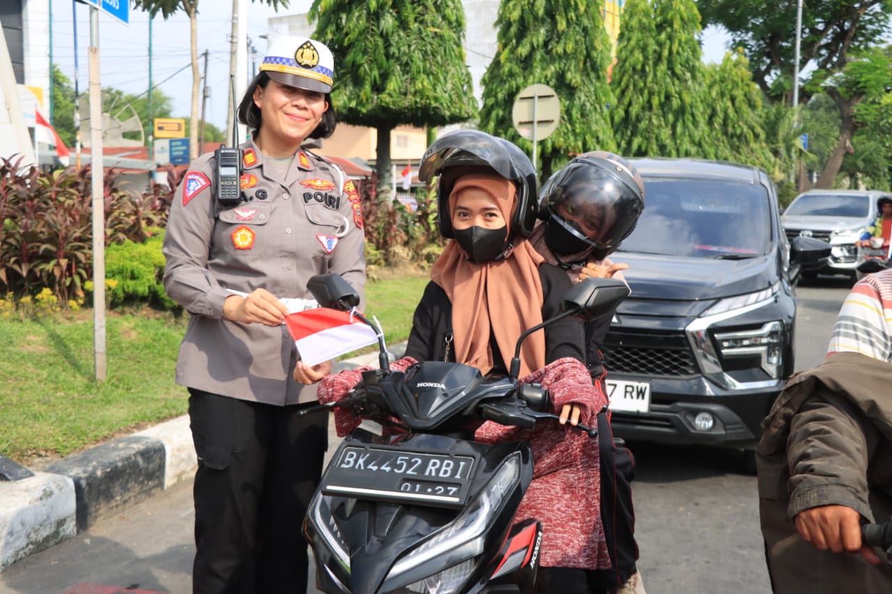 Wujudkan Rasa Kebangsaan Jelang Hari Ke Merdekaan RI Sat Lantas Polres Binjai Bagi Bagi Bendera Merah Putih