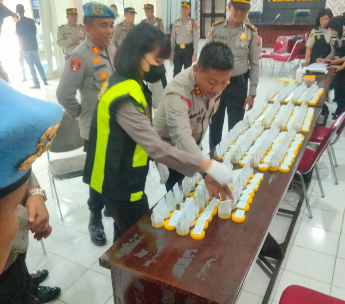 Polres Binjai Bekerjasama Dengan Rumah Sakit Bhayangkara Medan Cek Urine Terhadap Personil Polri