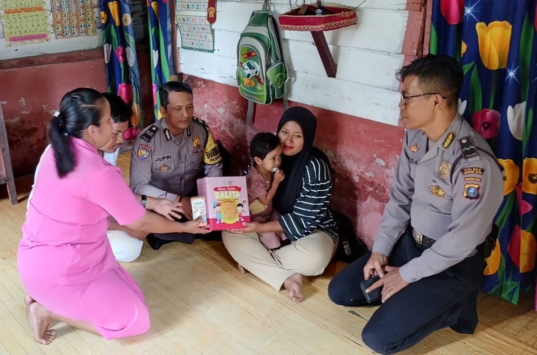 Bhabinkamtibmas Polsek Panai Tengah kunjungi anak yang terindikasi stunting