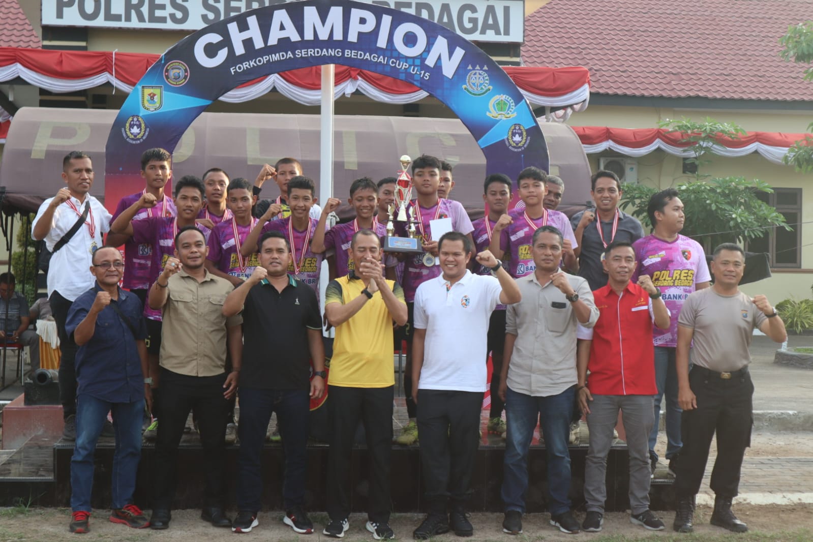 Polres Sergai Gelar Penutupan Dan Penyerahan Medali, Tropi Dan Hadiah Pada Para Juara Turnamen Sepak Bola Mini Soccer U-15
