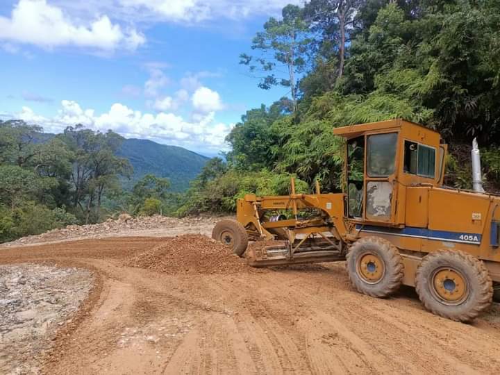 Sejumlah Alat Berat dan Lainnya di Kerahkan Kebut Pekerjaan Jalan Aornakan-Pagindar