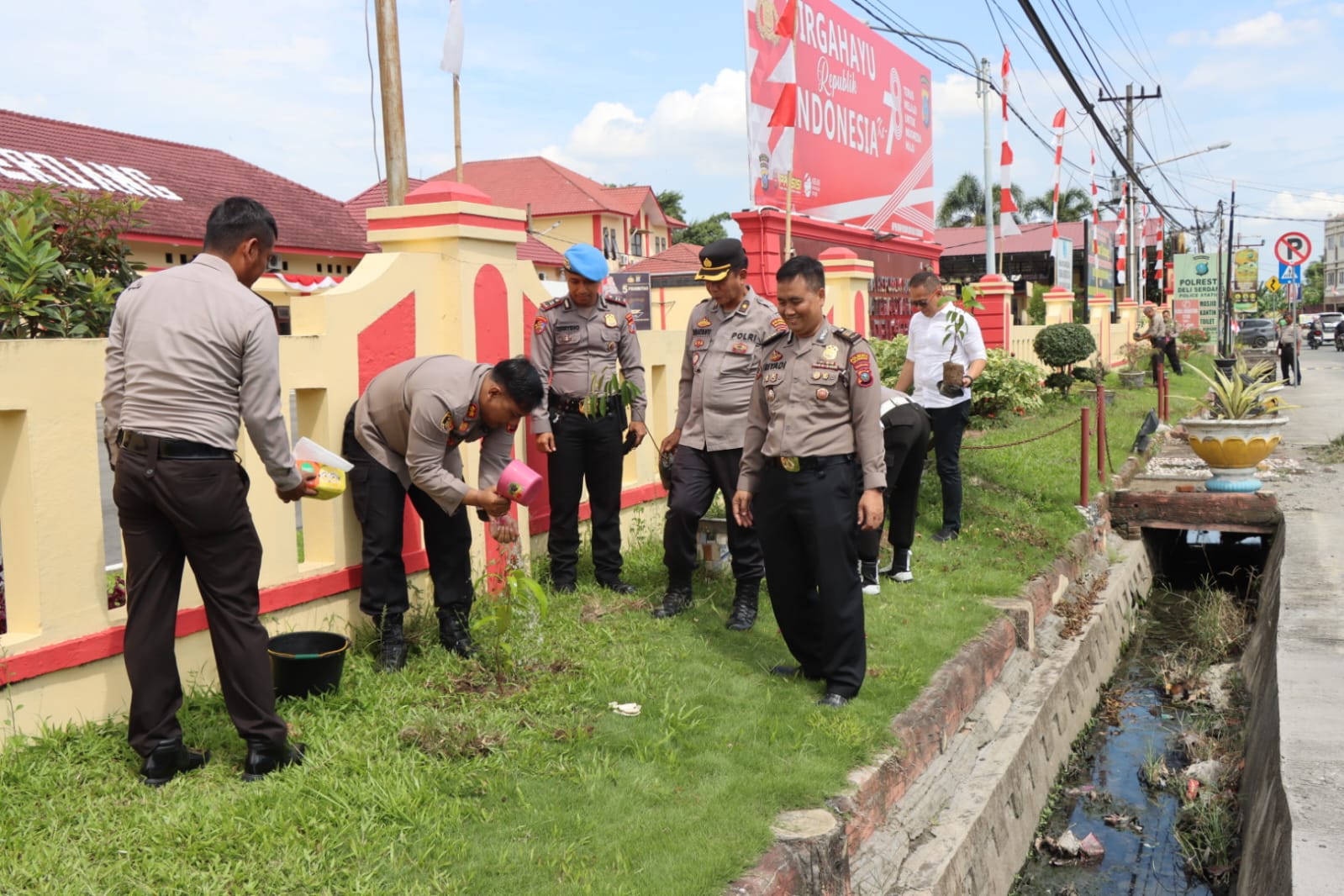 Polresta Deli Serdang rayakan Hut RI Ke 78, dengan giat Penanaman Pohon di Mapolresta Deli Serdang