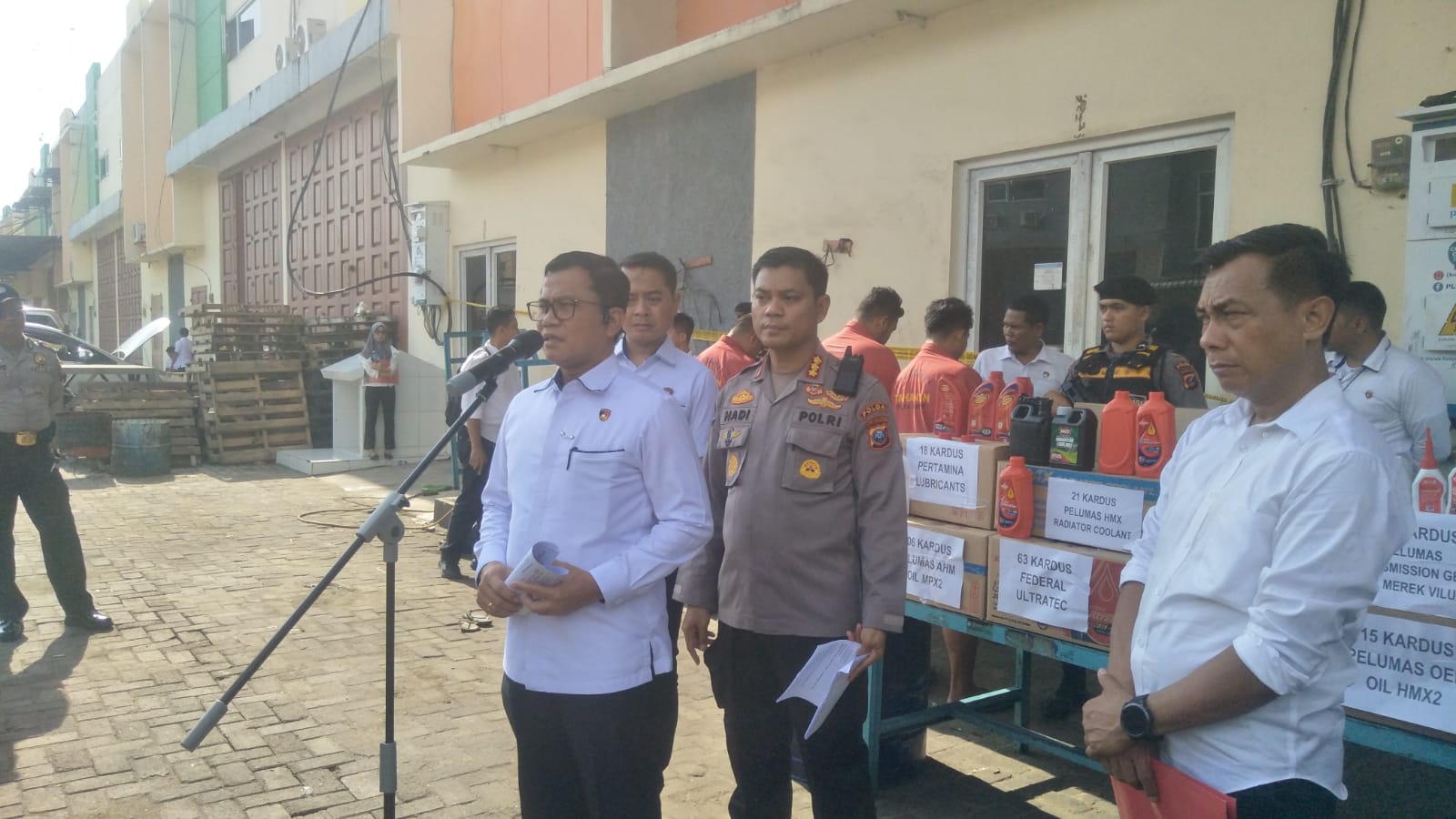 Polda Sumut Gerebek Ruko tempat Perdagangan Oli Illegal