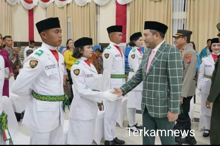 Bupati Pimpin Upacara Pengukuhan Pasukan Pengibar Bendera Pusaka Tingkat Kabupaten Pakpak Bharat Tahun 2023