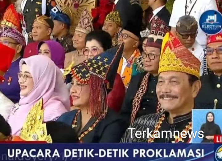 Tokoh PakPak JH. Manik Bangga dan Sangat Apresiasi Kepada Menteri Kemaritiman dan Investasi Memakai Pakaian Busana Adat Pakpak