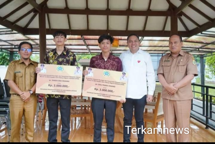 Bupati Pakpak Bharat Bersama Kadis Sosial Serahkan Bantuan Keuangan Bagi Calon Pekerja ke Luar Negeri