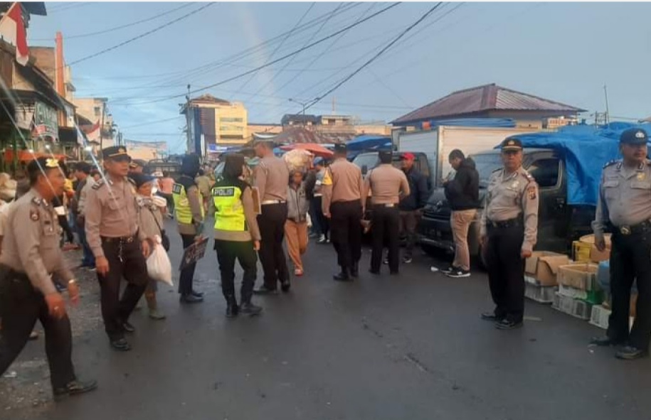 Sekda Dairi Pimpin Penertiban Pedagang di Pusat Pasar Sidikalang