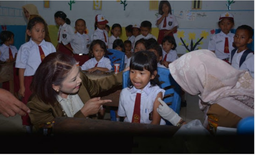 Ketua PKK Dairi Pantau Pelaksanaan Bulan Imunisasi di SD Negeri Bunturaja