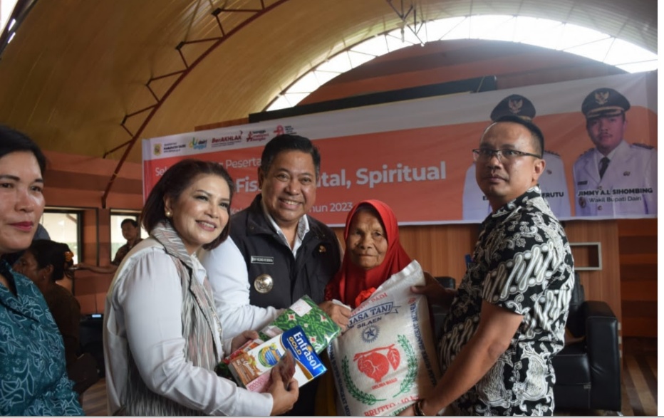 Kunjungi Lansia di Sitinjo, Bupati Dairi : Lansia Sumber Informasi Bagi Generasi Muda