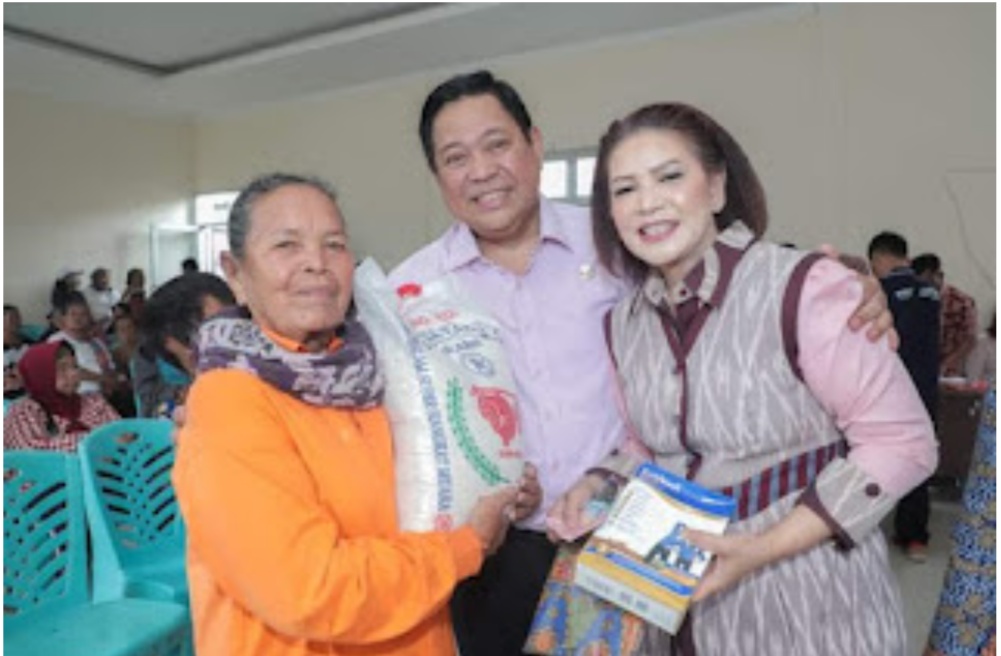 Bagikan Bantuan di Lae Parira, Bupati Dairi: Umur Lansia Tidak Hambat Semangat Berkarya