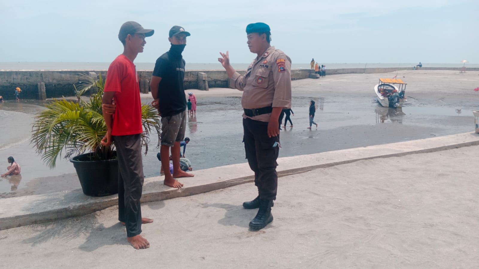 Personil Sat Pol Airud Polres Sergai Laksanakan Giat Monitor Dan Pemantauan Situasi Objek Wisata Pantai Cermin