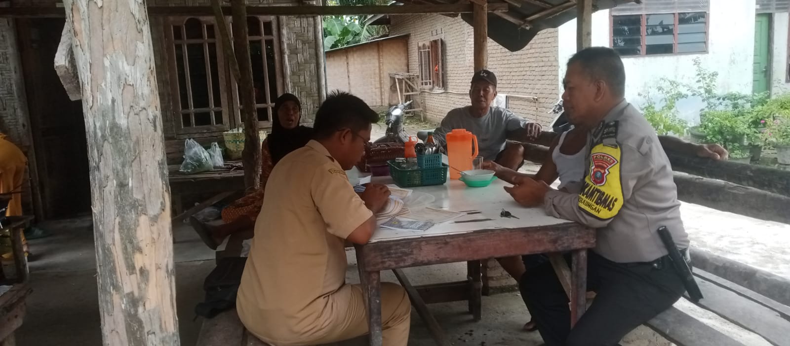 Personil Bhabinkamtibmas Polsek Perbaungan Polres Sergai Giat Menyambangi Warga Sampaikan Adanya Giat Operasi Zebra Toba 2023