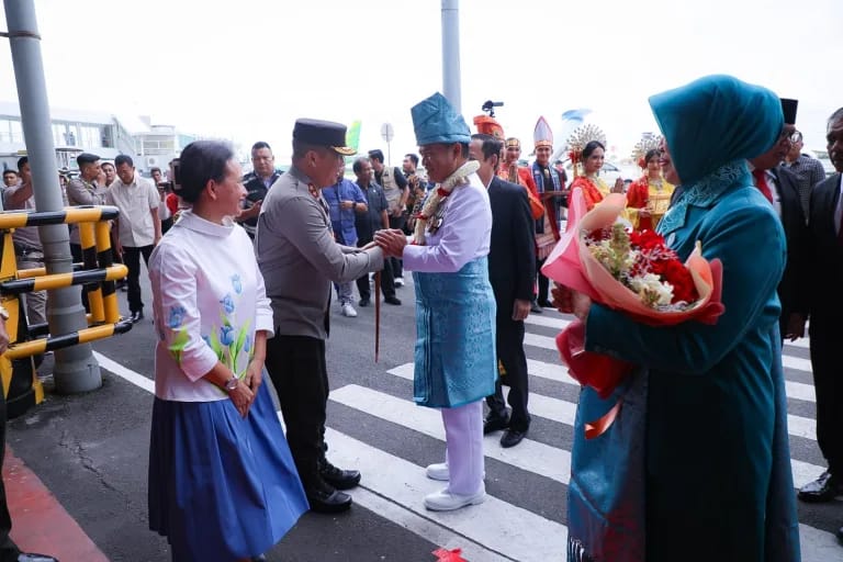 Kapolda Sumut Sambut Kedatangan Pj Gubsu di Bandara Kualanamu