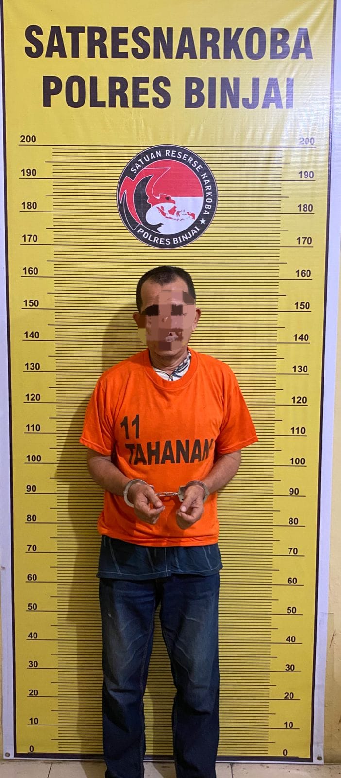 Saat Asik Bungkus Daun Ganja Kering Seorang Laki-laki Ditangkap Di Rumahnya