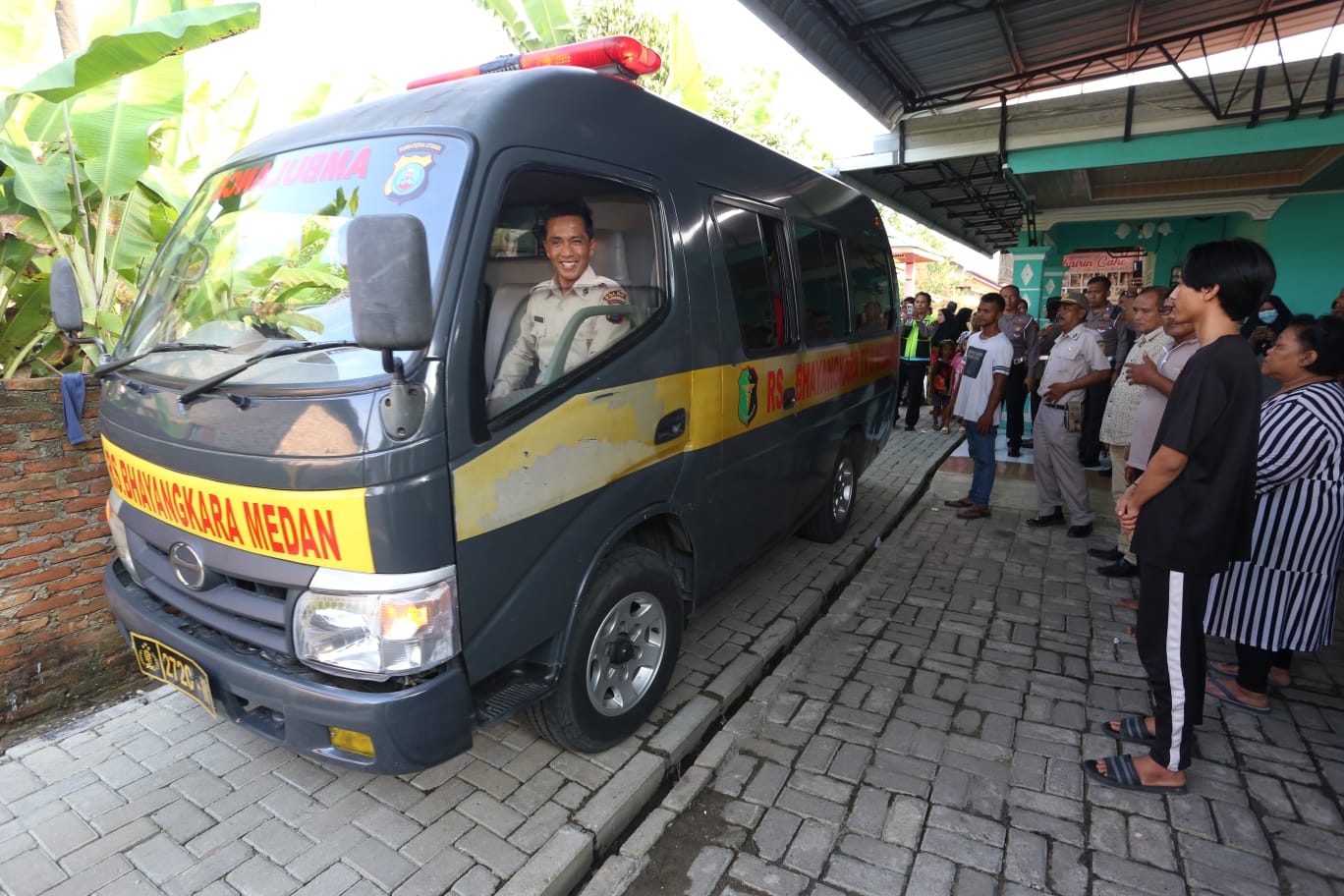 Polda Sumut bawa syadika Korban Tabrak Lari ke RS Bhayangkara Medan
