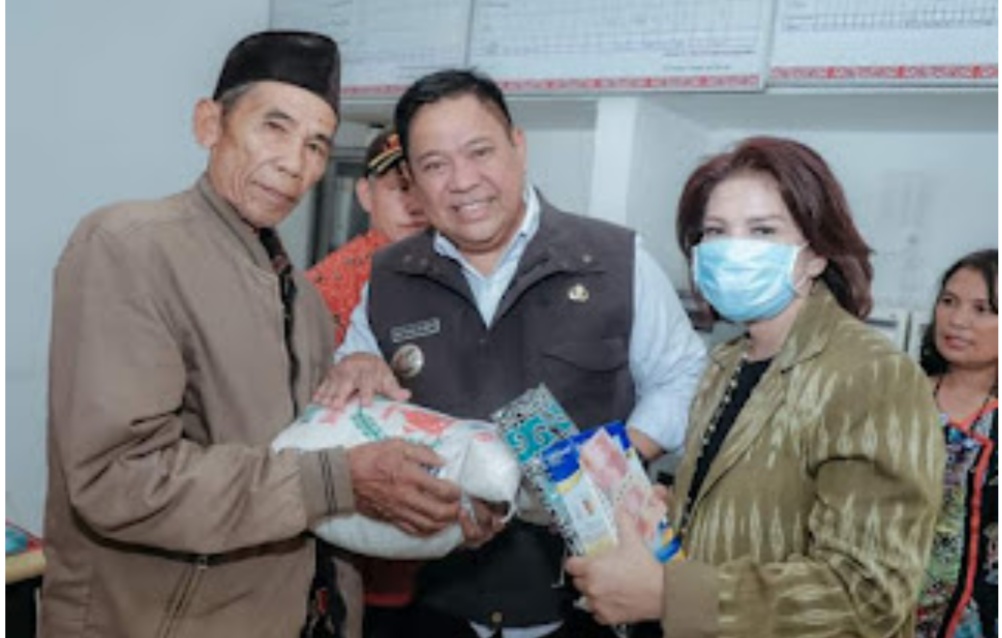 Serahkan Bansos di Berampu, Bupati Dairi Ajak Lansia Edukasi Budi Pekerti pada Kaum Muda