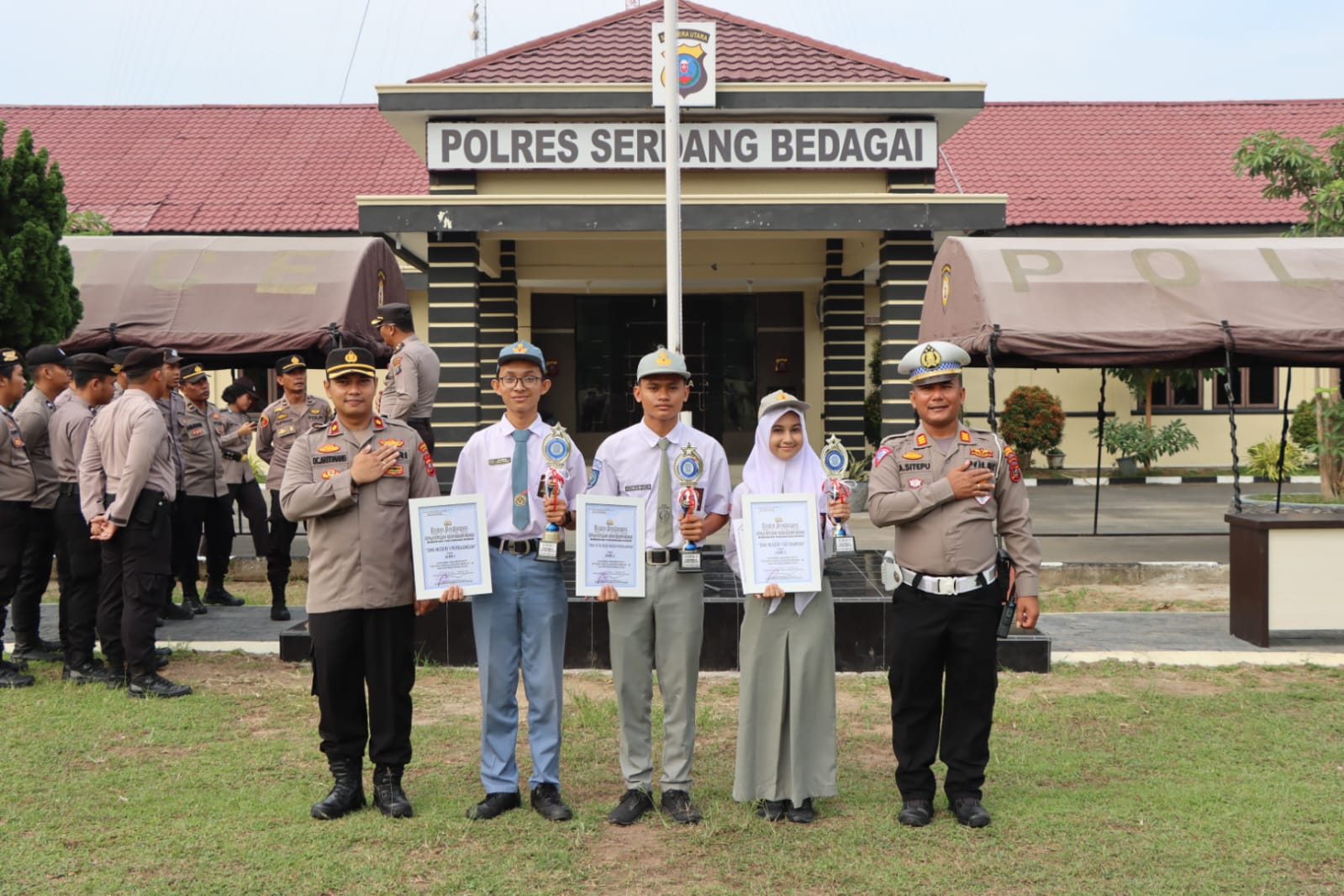 Polres Sergai Giat Apel Pemberian Piala Dan Penghargaan Kepada 3 Siswa Pemenang Lomba Konten Kreatif Tertib Berlalu Lintas