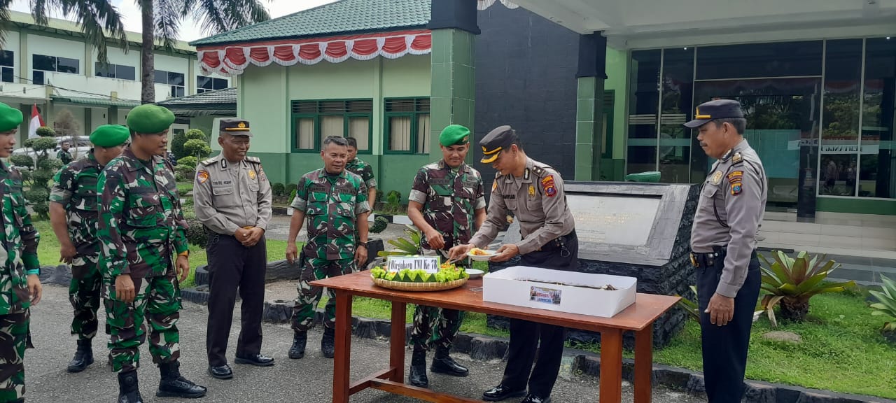 Jajaran Polresta Deli Serdang Datangi Mako TNI, Beri Surprise HUT TNI Ke – 78