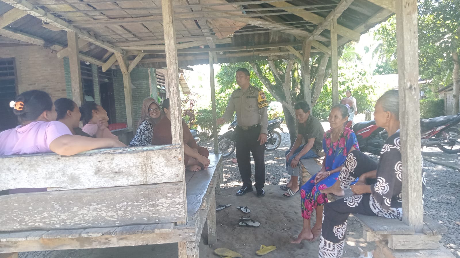 Jelang Pemilu 2024, Bhabinkamtibmas Sambangi Warga Ingatkan Tidak Mudah Percaya Berita Hoax