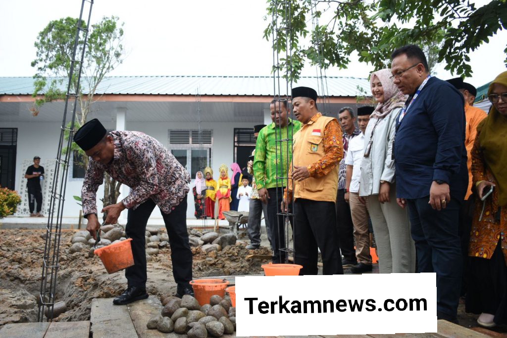 Bupati Sergai Darma Wijaya Kegiatan Peletakkan Batu Pertama Pembangunan Mushola Fathul Ilmi Ke-34 Di SD Negeri No.102020 Firdaus Kec. Sei Rampah.