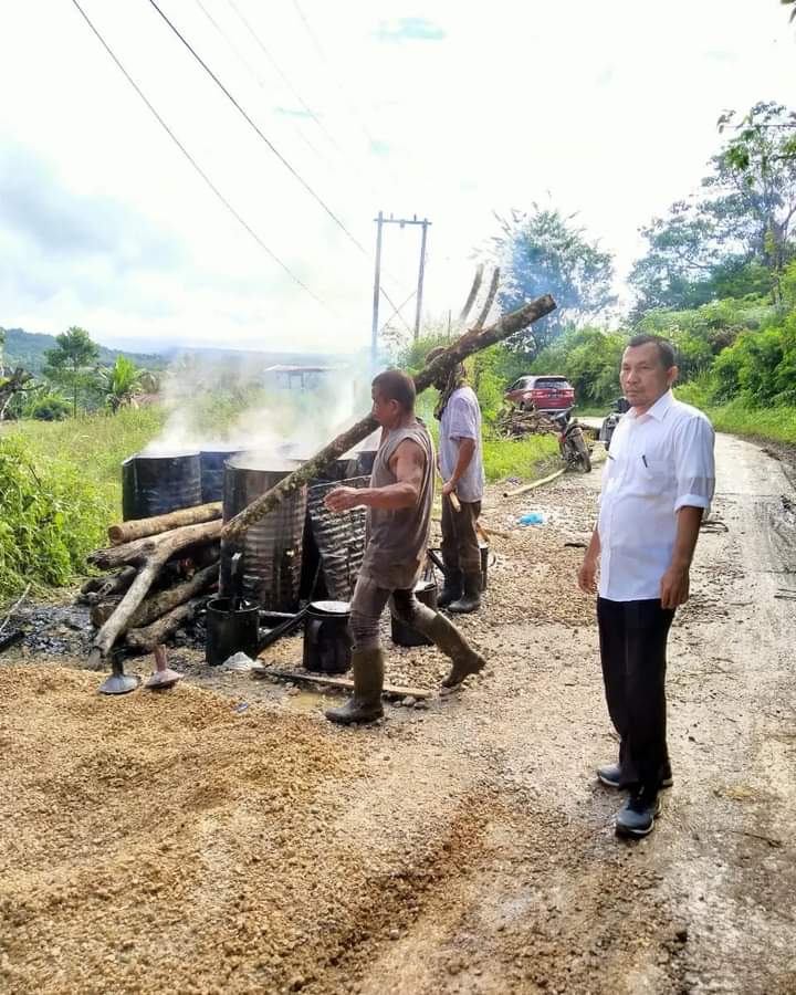 Camat STTU Julu, Biasa di Sapa UBE Mengamati Proses Pengaspalan Penghubung Singgabur Menuju Lae Langge Namuseng