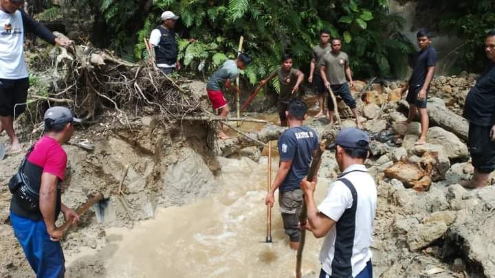 Personil Pol PP dan Dinas Kebudayaan Bersama Masyarakat Bergotong Royong Membersihkan Objek Wisata Lae Mbilulu Yang Tertutup Longsor