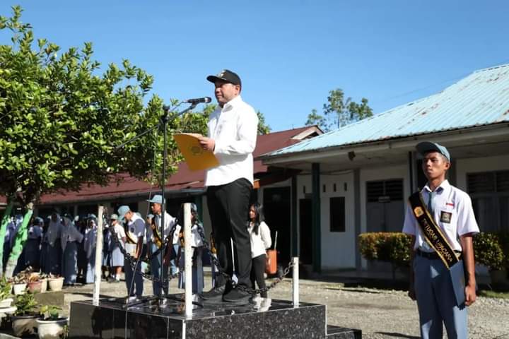 Bupati Pakpak Bharat Jadi Pembina Upacara di SMA N 1 Salak