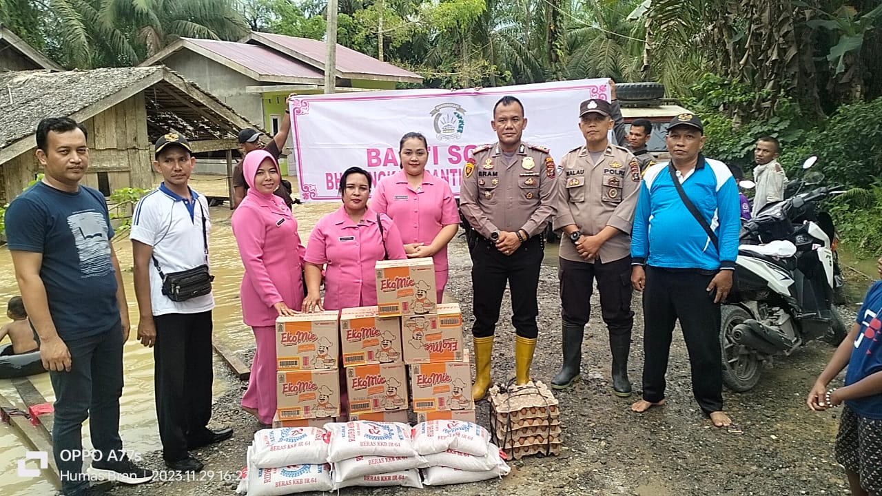 Polsek Pkl. Berandan Beri Bantuan Sembako Kepada Korban Banjir
