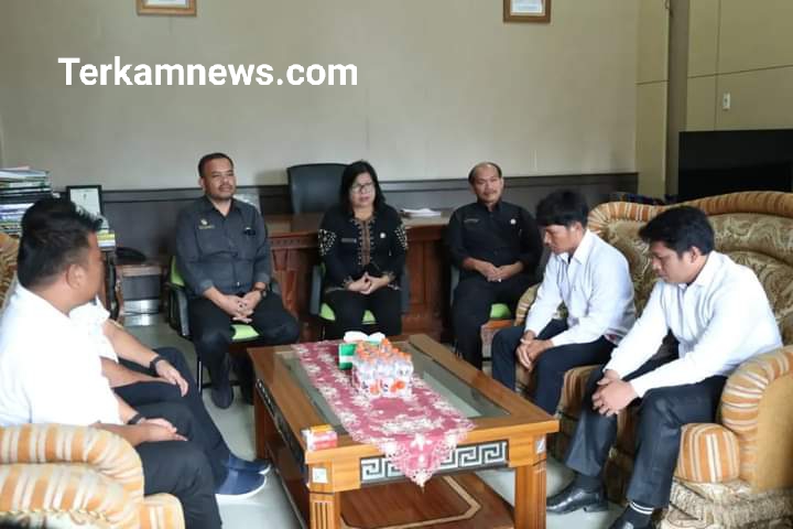 Pemerintah Pakpak Bharat melalui Plt. Asisten Administrasi dan Pembangunan Melepas Keberangkatan Kontingen Yang Mengikuti Kompetisi Solu Terbesar di Danau Toba