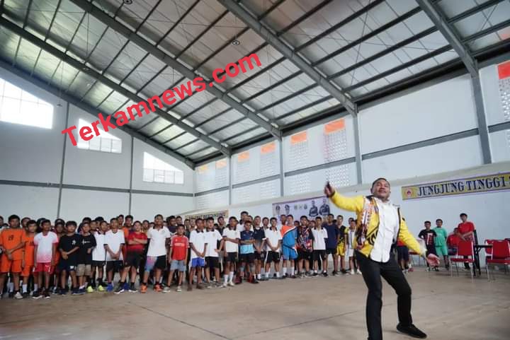 Bupati Membuka Kejuaraan Bulu Tangkis Piala Bupati Pakpak Bharat Ke-2 Tahun 2023 di GOR Traju Sport Center