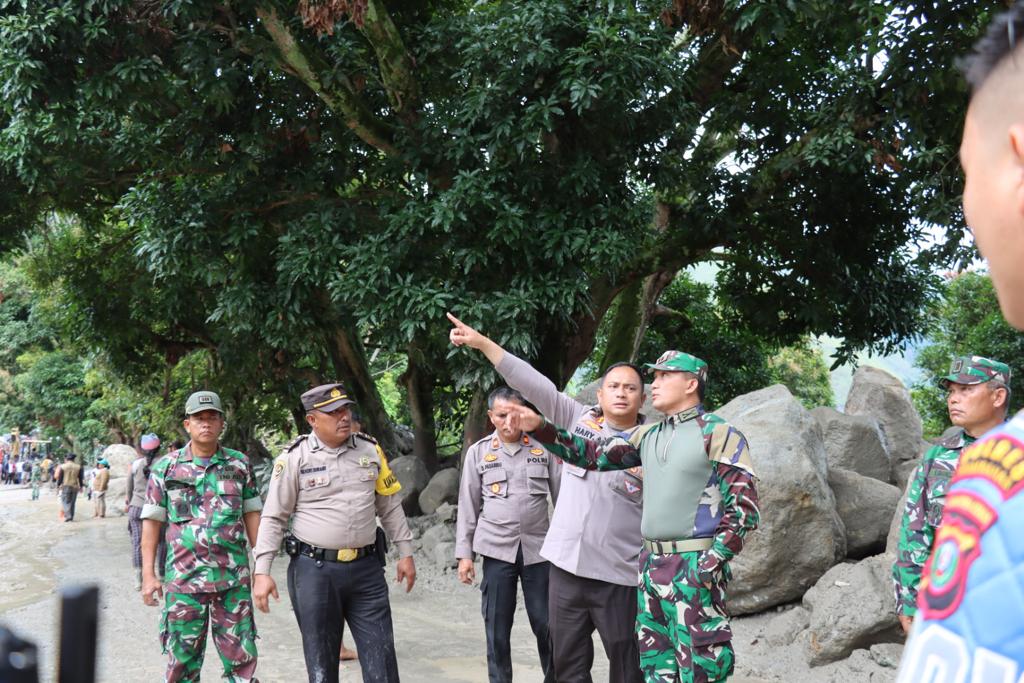 Polda Sumut Kerahkan Personel Bantu Evakuasi Korban Bencana Longsor di Humbahas